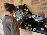 Mathilde Jallot, jeune artiste de 25 ans, a remporté le concours de couvercles de clavecins peints avec son décor réalisé en laque végétale japonaise